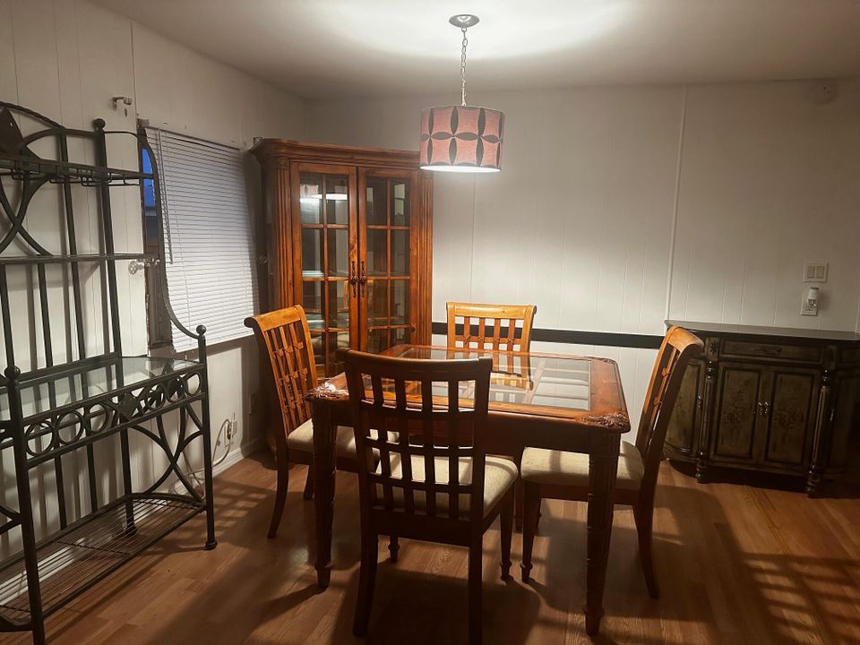 Под контрактом: $29,900 (3 спален, 2 ванн, 1200 Квадратных фут)