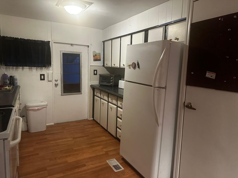 Под контрактом: $29,900 (3 спален, 2 ванн, 1200 Квадратных фут)