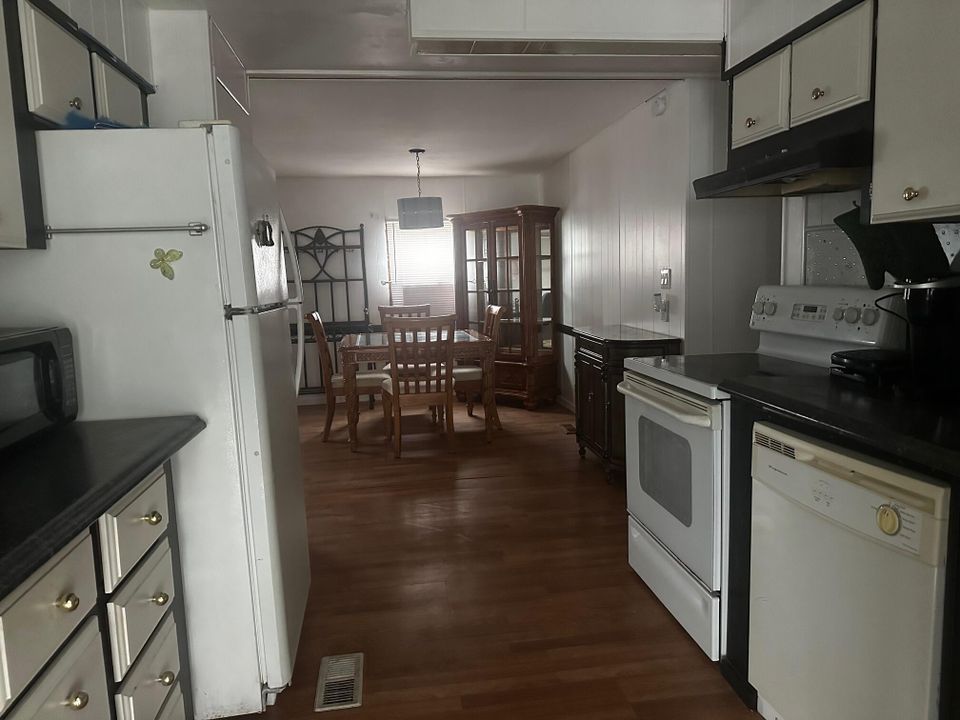 Под контрактом: $29,900 (3 спален, 2 ванн, 1200 Квадратных фут)