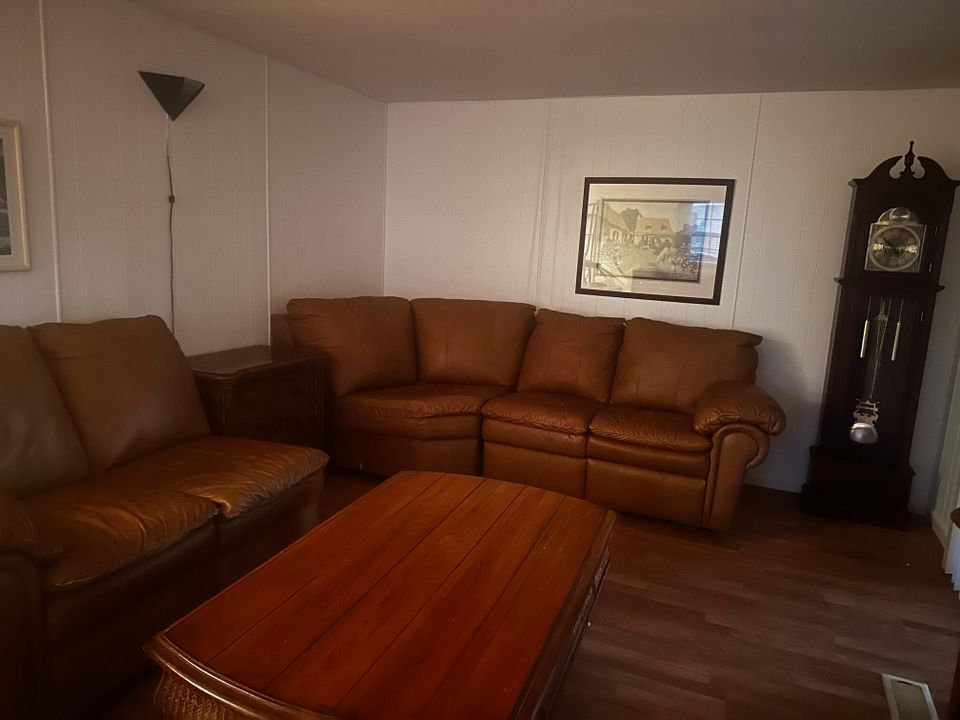 Под контрактом: $29,900 (3 спален, 2 ванн, 1200 Квадратных фут)