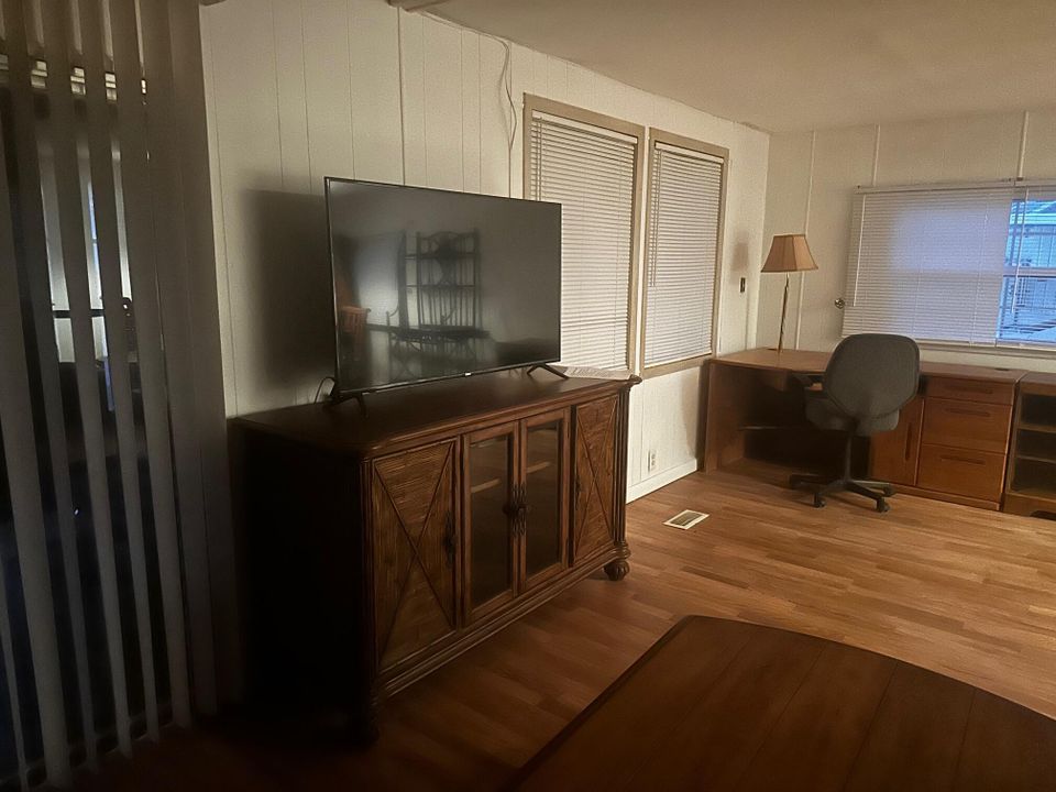 Под контрактом: $29,900 (3 спален, 2 ванн, 1200 Квадратных фут)