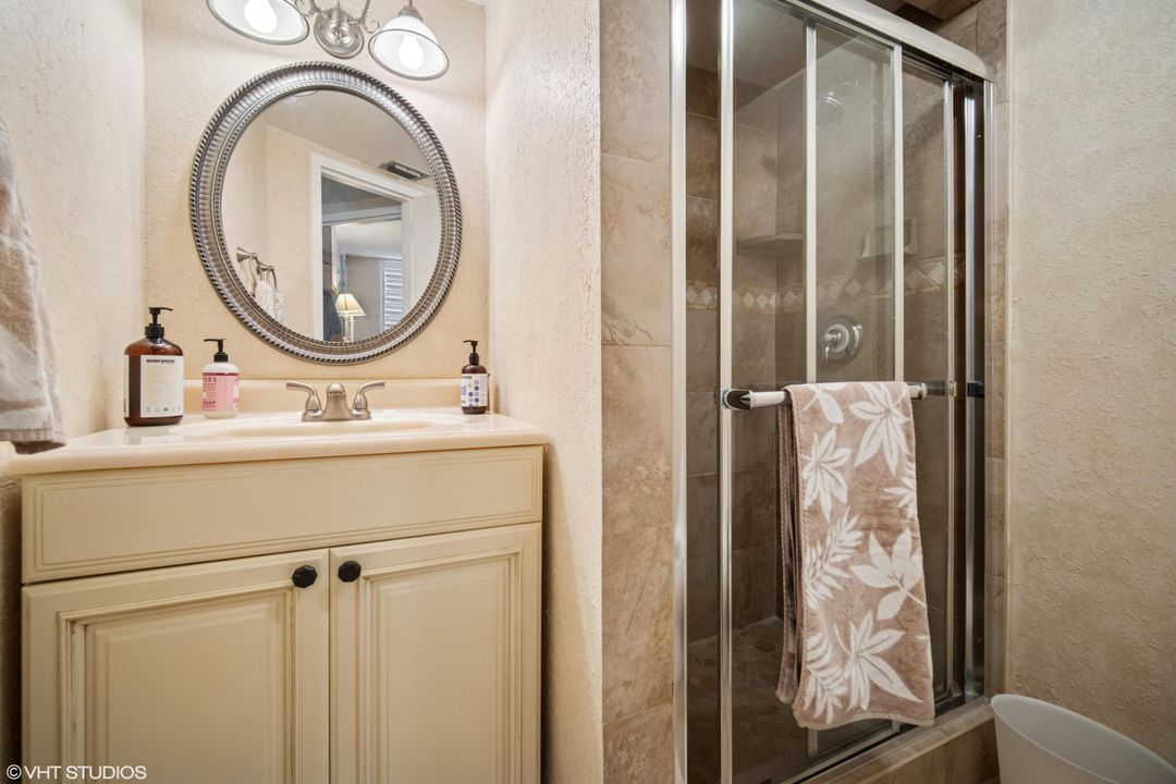 Active With Contract: $245,000 (2 beds, 2 baths, 928 Square Feet)