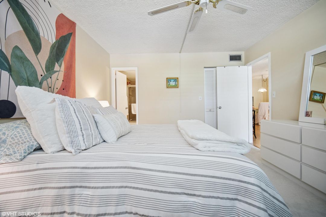 Active With Contract: $245,000 (2 beds, 2 baths, 928 Square Feet)