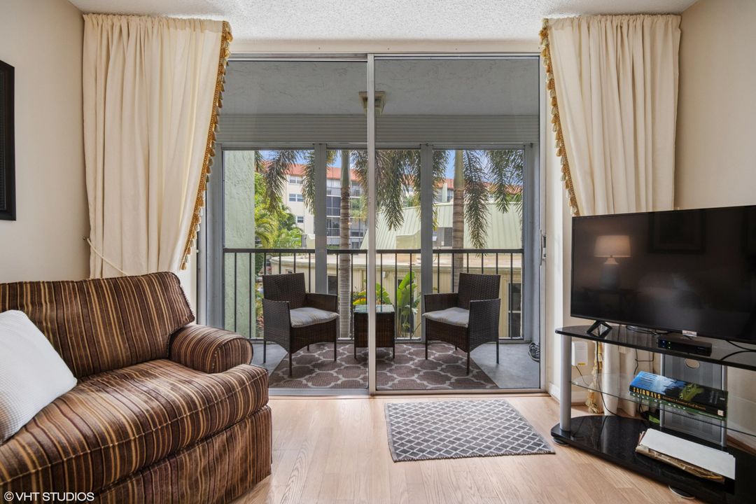 Active With Contract: $245,000 (2 beds, 2 baths, 928 Square Feet)