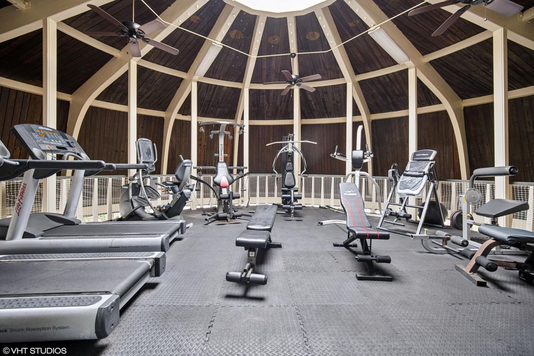 Active With Contract: $245,000 (2 beds, 2 baths, 928 Square Feet)