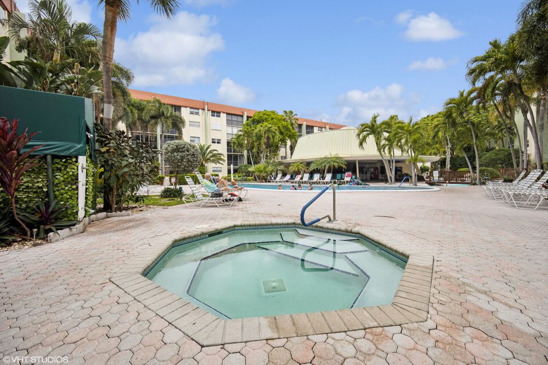 Active With Contract: $245,000 (2 beds, 2 baths, 928 Square Feet)