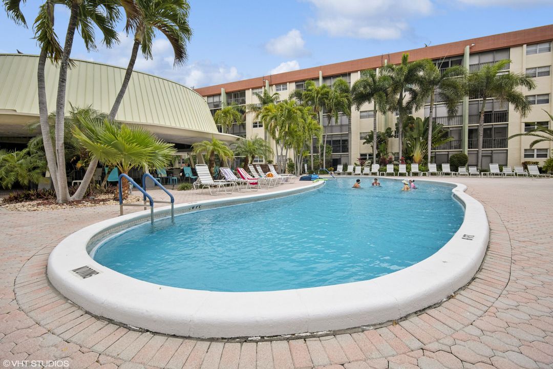 Active With Contract: $245,000 (2 beds, 2 baths, 928 Square Feet)