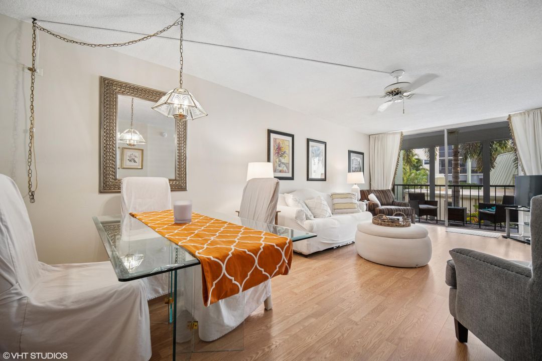 Active With Contract: $245,000 (2 beds, 2 baths, 928 Square Feet)