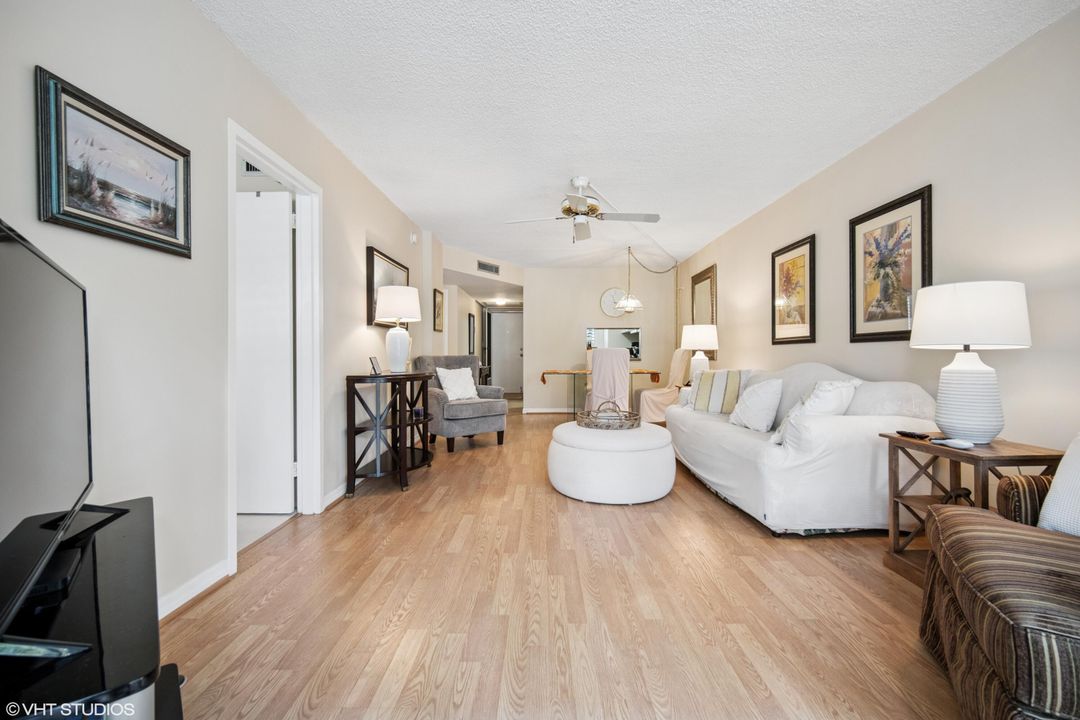 Active With Contract: $245,000 (2 beds, 2 baths, 928 Square Feet)