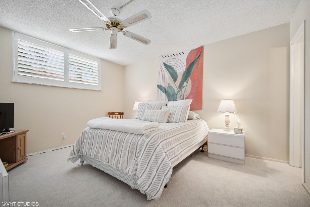 Active With Contract: $245,000 (2 beds, 2 baths, 928 Square Feet)