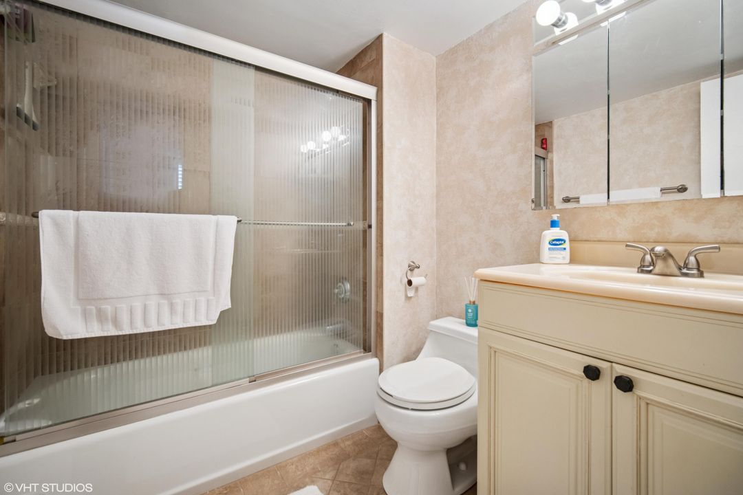 Active With Contract: $245,000 (2 beds, 2 baths, 928 Square Feet)