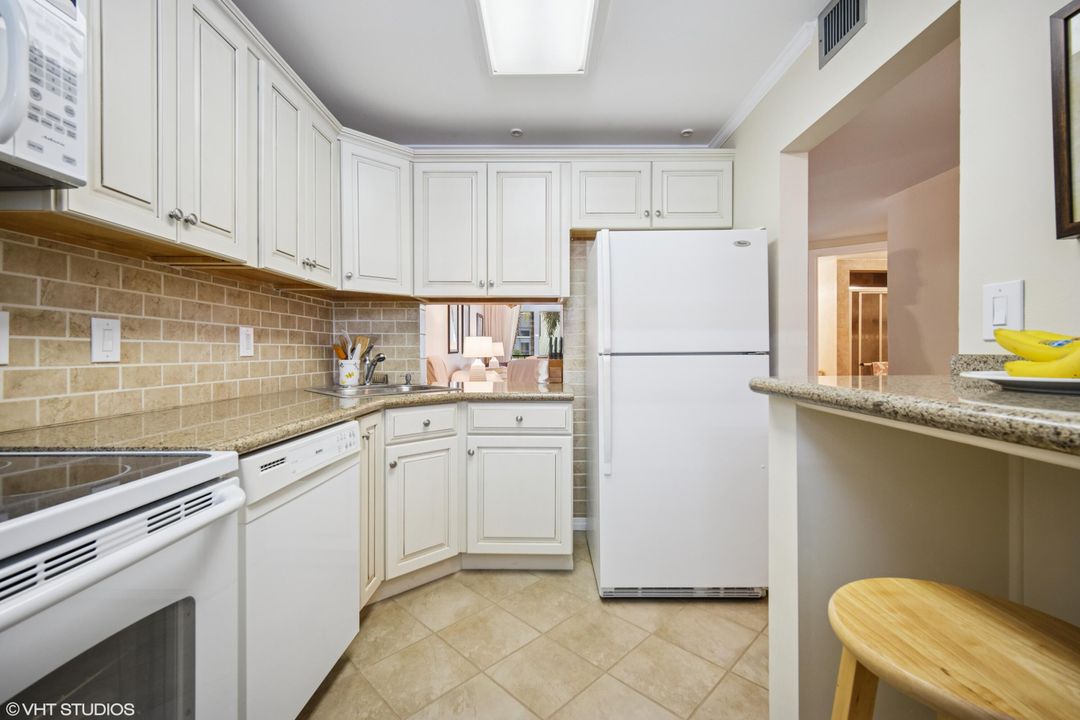 Active With Contract: $245,000 (2 beds, 2 baths, 928 Square Feet)