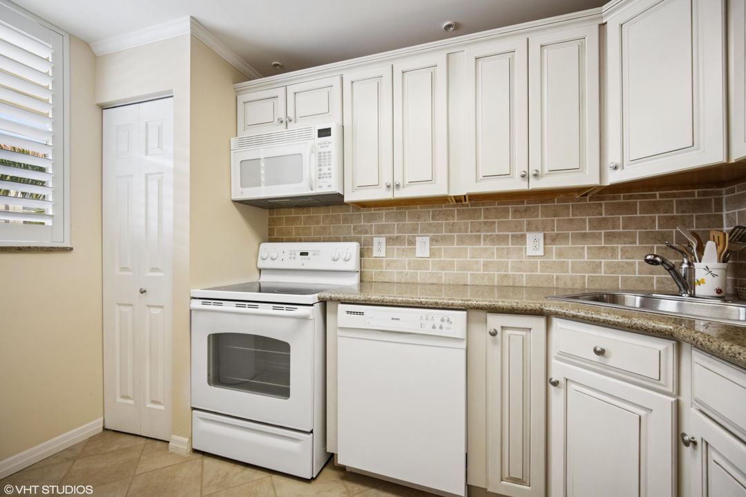 Active With Contract: $245,000 (2 beds, 2 baths, 928 Square Feet)