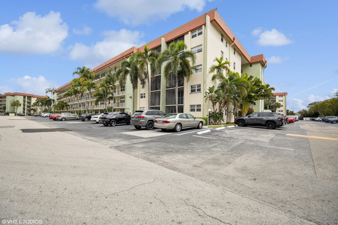 Active With Contract: $245,000 (2 beds, 2 baths, 928 Square Feet)