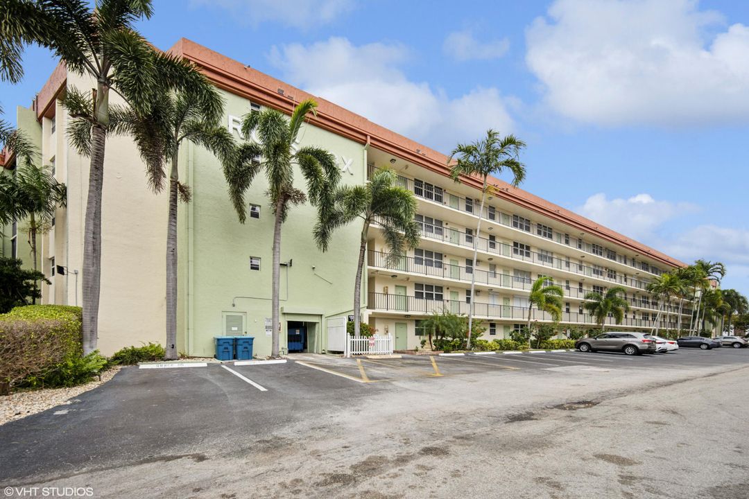 Active With Contract: $245,000 (2 beds, 2 baths, 928 Square Feet)