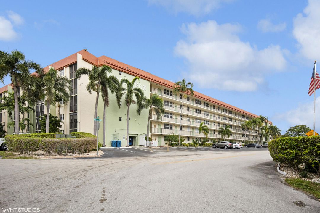 Active With Contract: $245,000 (2 beds, 2 baths, 928 Square Feet)