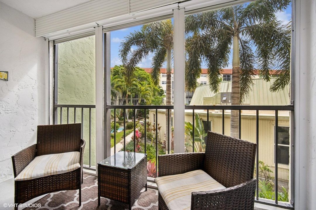 Active With Contract: $245,000 (2 beds, 2 baths, 928 Square Feet)