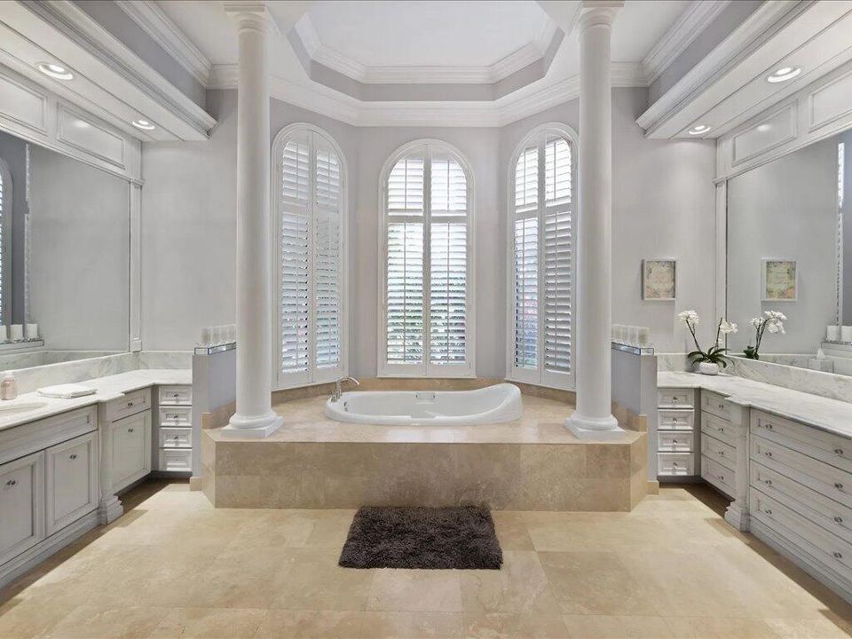 Под контрактом: $1,399,999 (5 спален, 6 ванн, 6307 Квадратных фут)