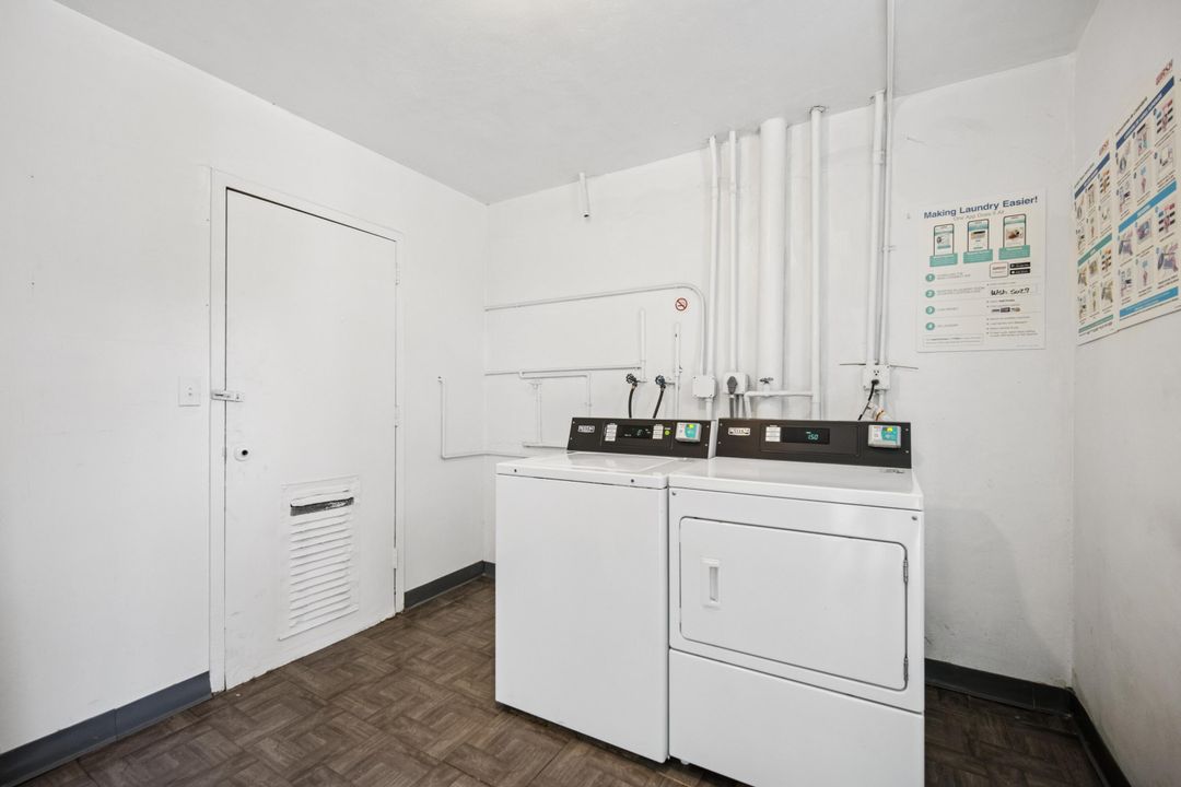 Active With Contract: $245,000 (2 beds, 2 baths, 928 Square Feet)