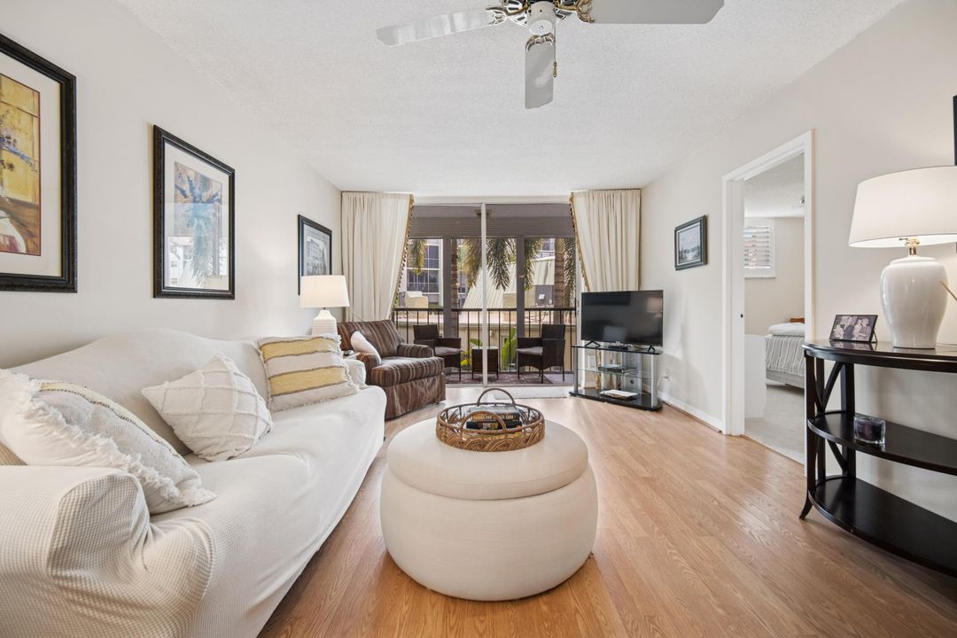 Active With Contract: $245,000 (2 beds, 2 baths, 928 Square Feet)