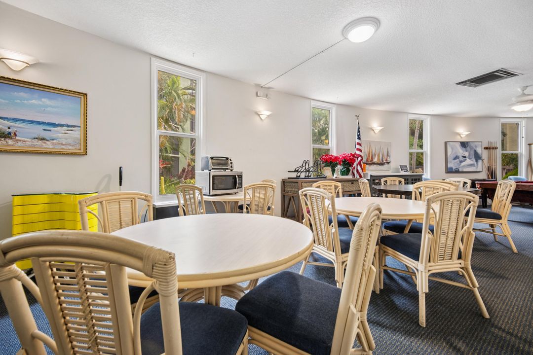 Active With Contract: $245,000 (2 beds, 2 baths, 928 Square Feet)