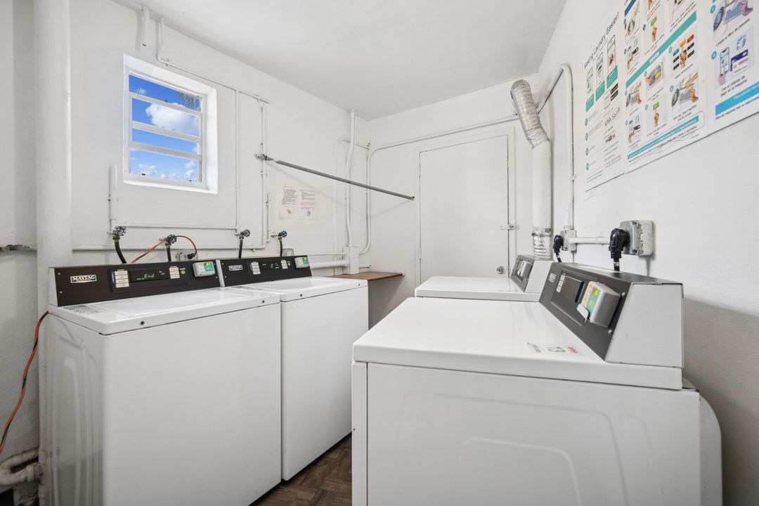 Active With Contract: $245,000 (2 beds, 2 baths, 928 Square Feet)