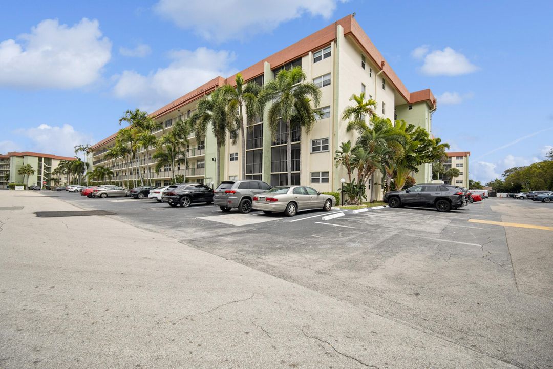 Active With Contract: $245,000 (2 beds, 2 baths, 928 Square Feet)