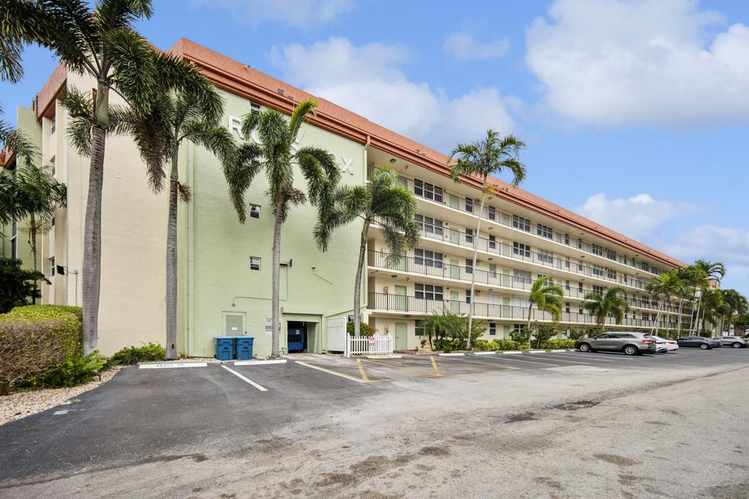 Active With Contract: $245,000 (2 beds, 2 baths, 928 Square Feet)