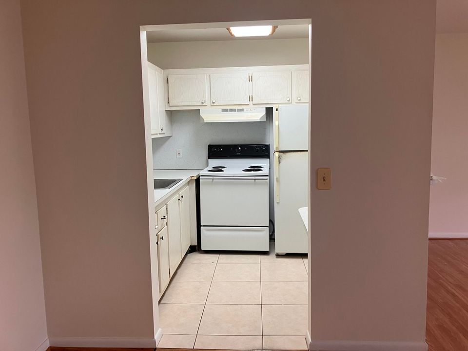 For Sale: $58,900 (1 beds, 1 baths, 646 Square Feet)