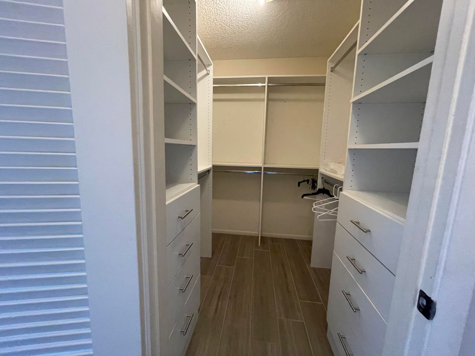 Activo con contrato: $6,000 (2 camas, 2 baños, 1429 Pies cuadrados)