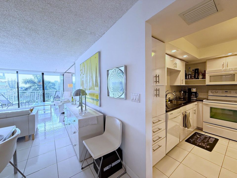 Active With Contract: $7,000 (1 beds, 2 baths, 1224 Square Feet)