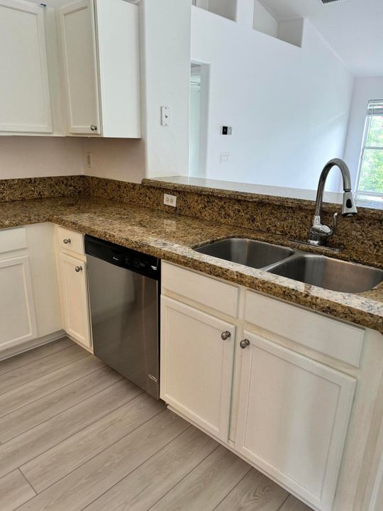 For Rent: $5,500 (4 beds, 2 baths, 2500 Square Feet)