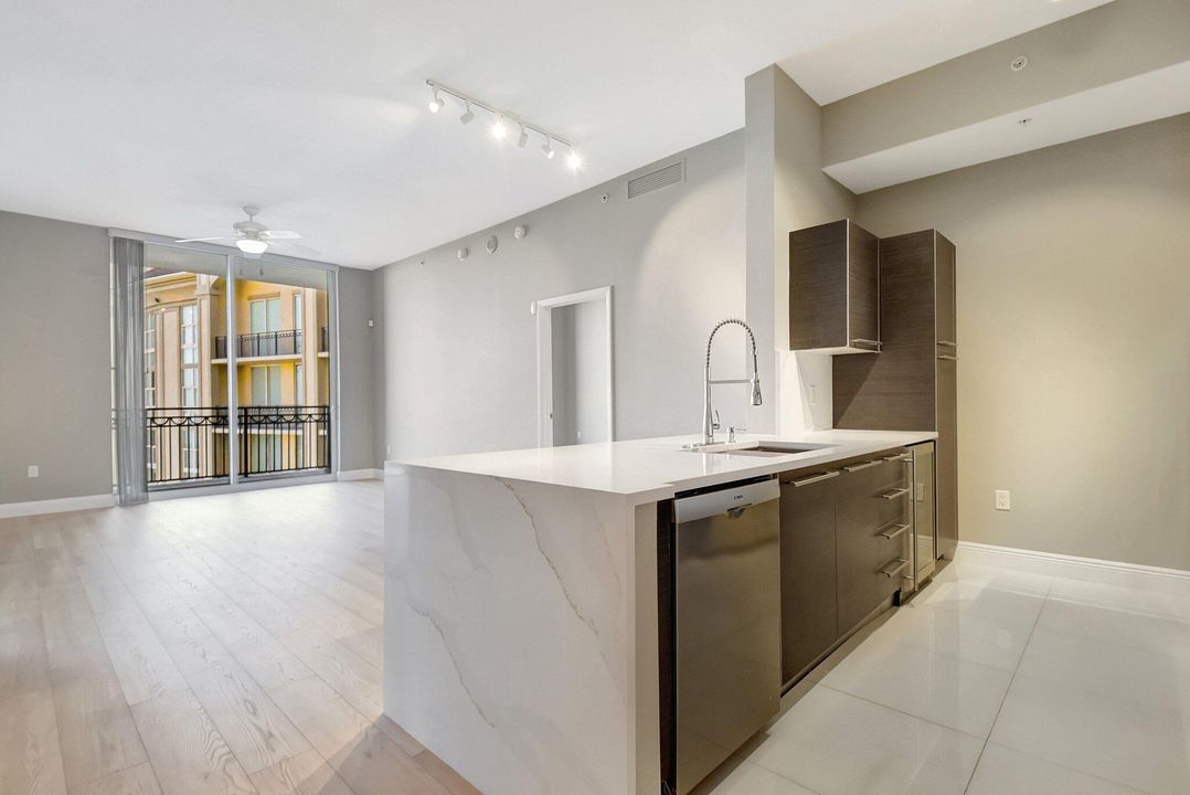 Active With Contract: $899,000 (2 beds, 2 baths, 1192 Square Feet)