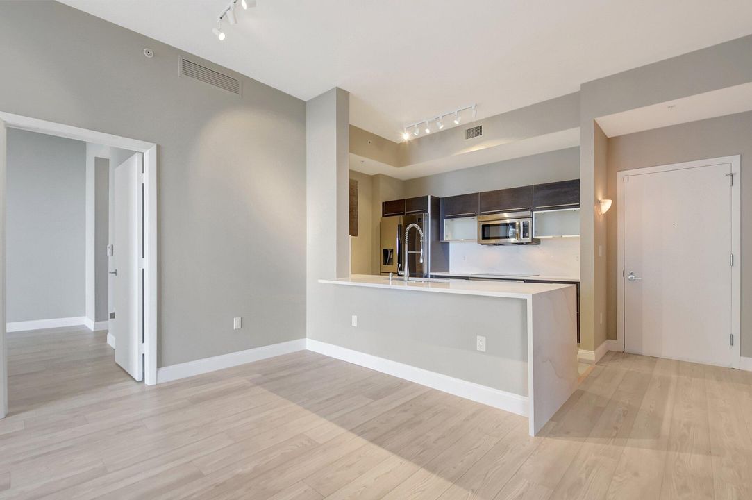 Active With Contract: $899,000 (2 beds, 2 baths, 1192 Square Feet)