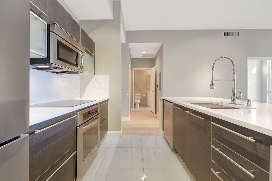 Active With Contract: $899,000 (2 beds, 2 baths, 1192 Square Feet)