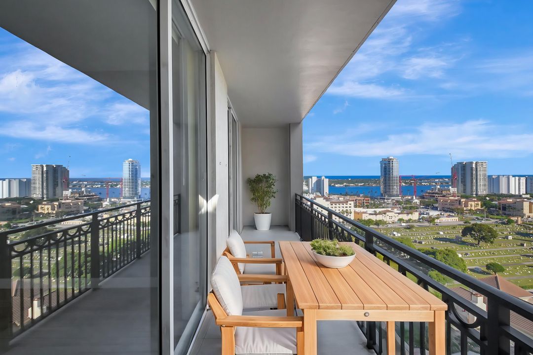 Active With Contract: $899,000 (2 beds, 2 baths, 1192 Square Feet)