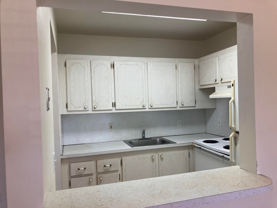 For Sale: $58,900 (1 beds, 1 baths, 646 Square Feet)