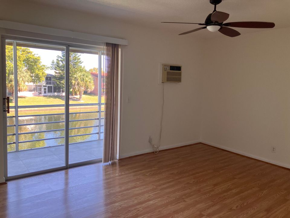 For Sale: $58,900 (1 beds, 1 baths, 646 Square Feet)