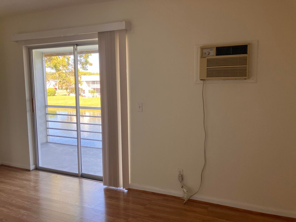 For Sale: $58,900 (1 beds, 1 baths, 646 Square Feet)