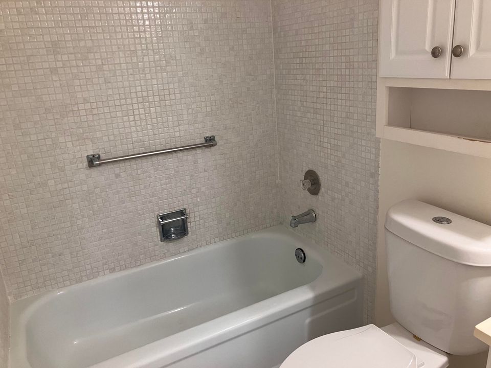 For Sale: $58,900 (1 beds, 1 baths, 646 Square Feet)