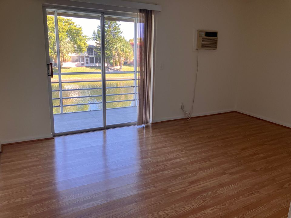 For Sale: $58,900 (1 beds, 1 baths, 646 Square Feet)