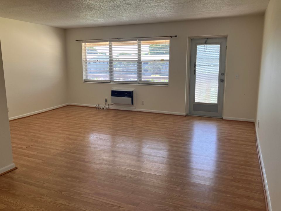 For Sale: $58,900 (1 beds, 1 baths, 646 Square Feet)