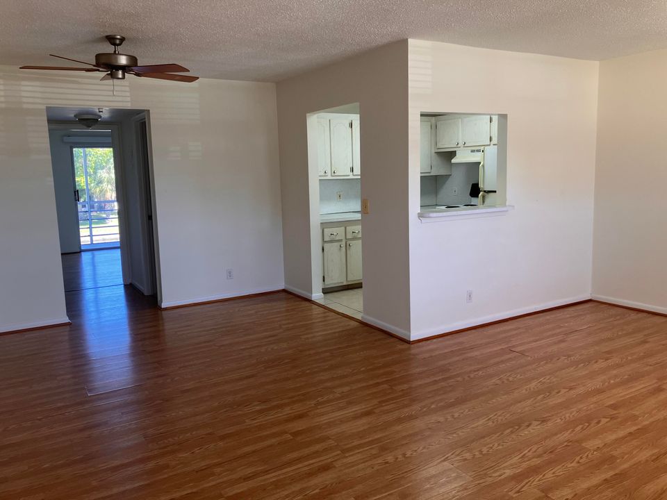For Sale: $58,900 (1 beds, 1 baths, 646 Square Feet)