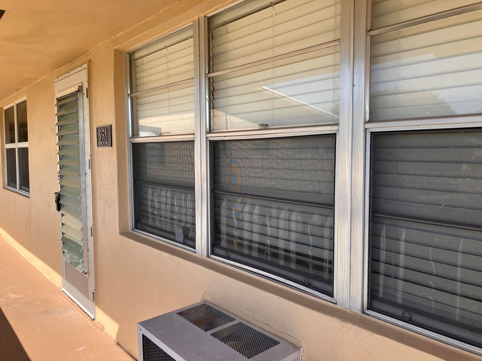 For Sale: $58,900 (1 beds, 1 baths, 646 Square Feet)