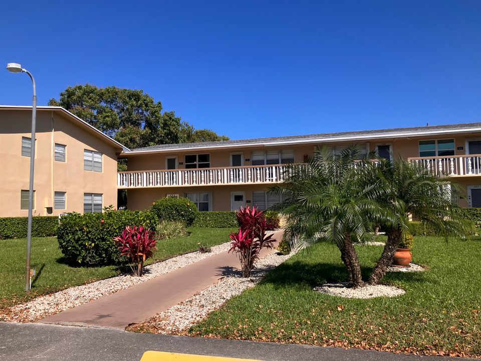 For Sale: $58,900 (1 beds, 1 baths, 646 Square Feet)