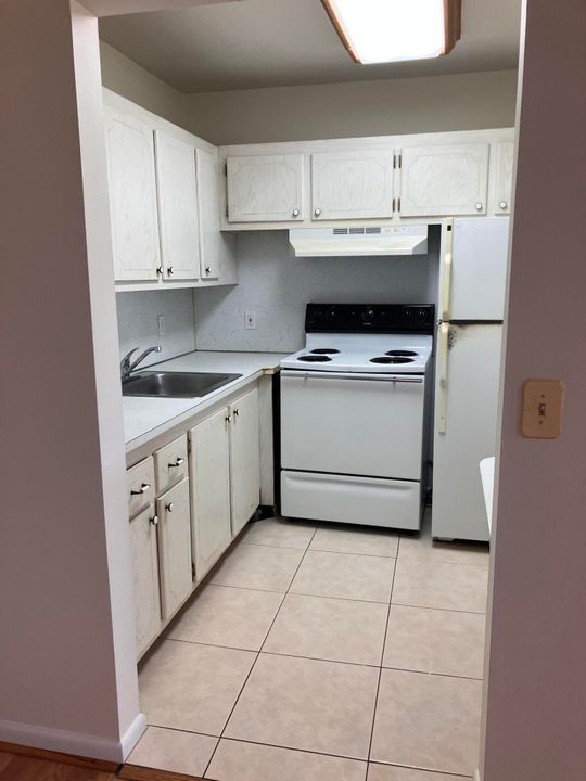For Sale: $58,900 (1 beds, 1 baths, 646 Square Feet)