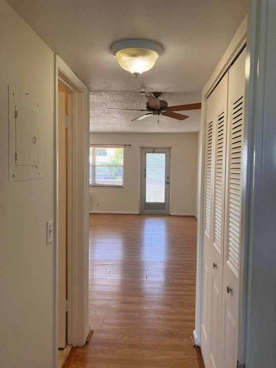 For Sale: $58,900 (1 beds, 1 baths, 646 Square Feet)