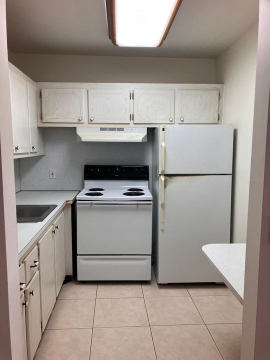 For Sale: $58,900 (1 beds, 1 baths, 646 Square Feet)
