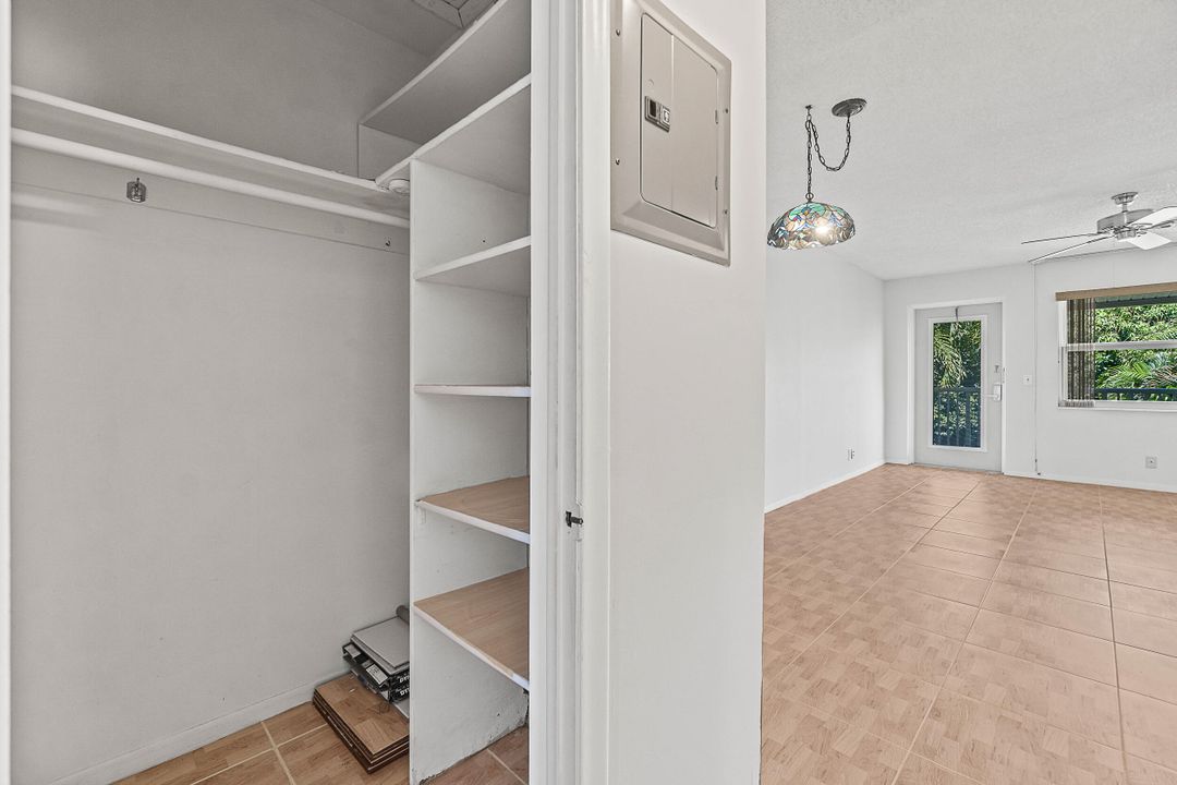 For Sale: $67,500 (1 beds, 1 baths, 570 Square Feet)