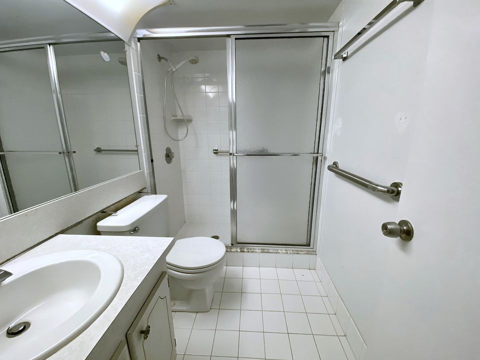 Под контрактом: $56,800 (1 спален, 1 ванн, 585 Квадратных фут)